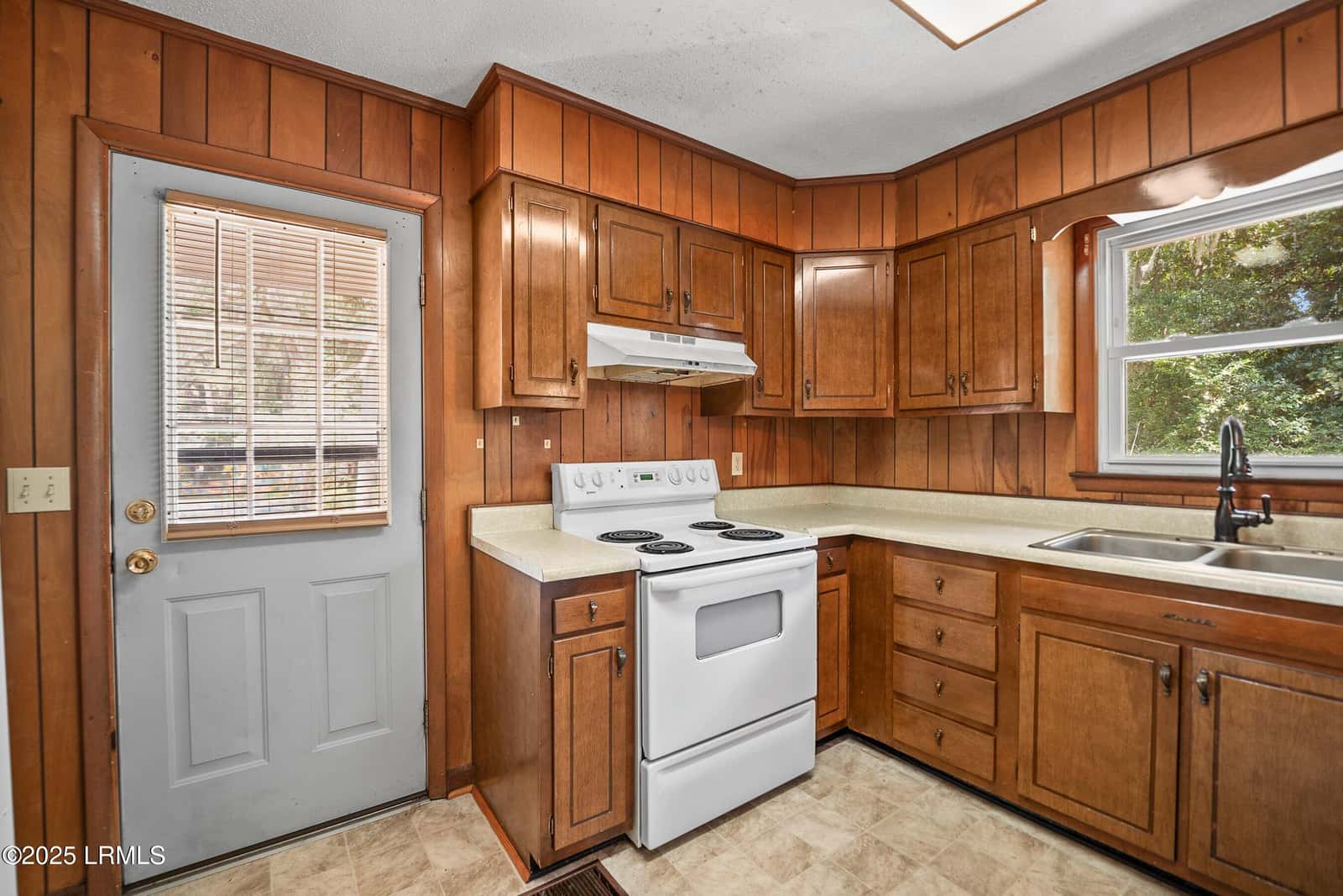 25 Miller Drive W, Beaufort, SC 29907 — photo 11 of 37
