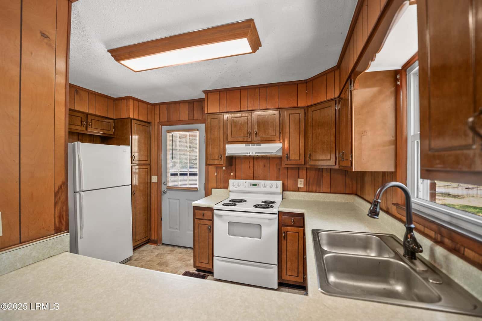 25 Miller Drive W, Beaufort, SC 29907 — photo 9 of 37