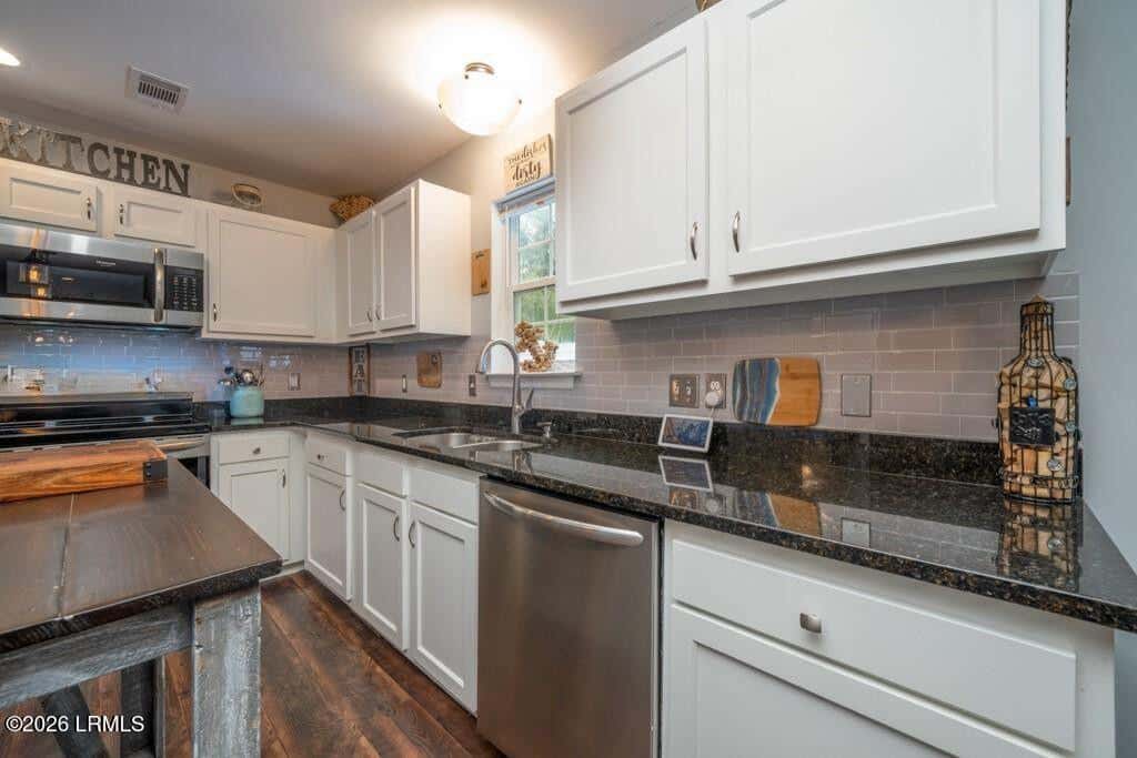 21 Pine Forest Drive, Bluffton, SC 29910 — photo 8 of 27